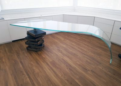 Tavolo vetro curvo
